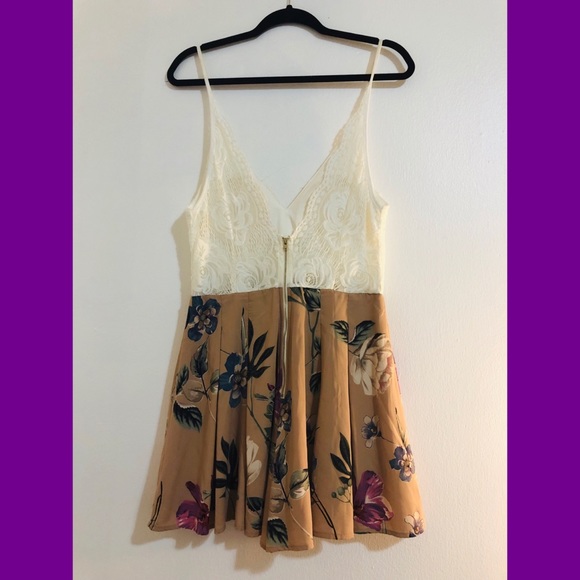 Beautiful Lace Flowy Romper - Picture 2 of 2